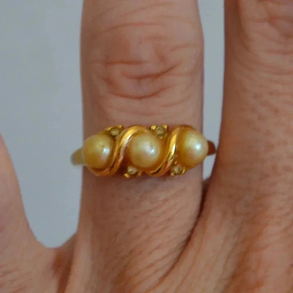 Goldtone and pearl ring